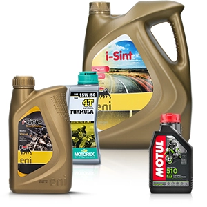 Diversi oli motore per motociclette di marchi quali Eni, Motul e Motorex in diverse viscosità.